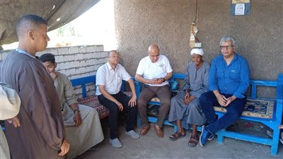 بعد منعه من دخول الحمام بالمستشفى.. وكيل صحة قنا يعتذر لمريض داخل منزله