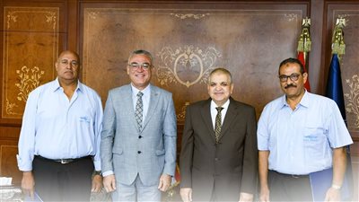 رئيس هيئة قناة السويس يكرم مشرفي محطة إرشاد القنطرة تقديرًا لتفانيهم في العمل 