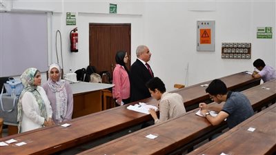 رئيس جامعة قناة السويس يتابع امتحانات طب الأسنان ويشيد بالتزام الطلاب والتنظيم