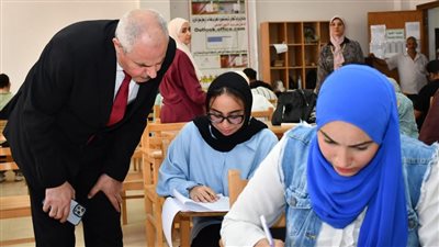 رئيس جامعة قناة السويس يتفقد امتحانات كلية الألسن ويشيد بالتنظيم