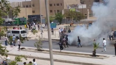 بقيت حتة حديد.. حريق يلتهم سيارة سوزوكي في مدينة 15 مايو