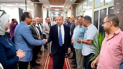 ممر شرفى وهدية تذكارية لمنصور حسن رئيس جامعة بنى سويف 