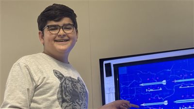 سعادة الشاب الفلسطيني شهاب الدين بعد صناعة إيران صاروخاً يحمل اسمه