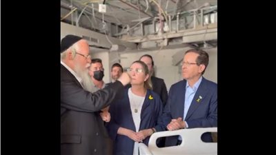 بعد نسف مستشفيات غزة.. هرتسوغ وزوجته يبكيان 