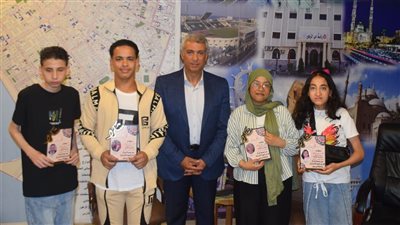 رئيس الزهور ببورسعيد يُكرم اوائل الشهادة الاعداديةمن أبناء الحي وأولياء أمورهم