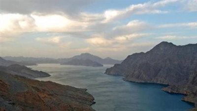 خبير يكشف تأثير تهديد إغلاق مضيق هرمز على الاقتصاد العالمي