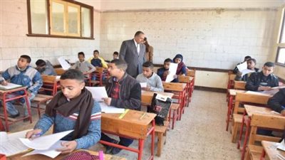 طلاب الثانوية العامة نظام قديم يخوضون امتحان اللغة الأجنبية الثانية 