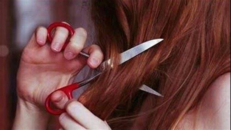 قص المرأة شعرها