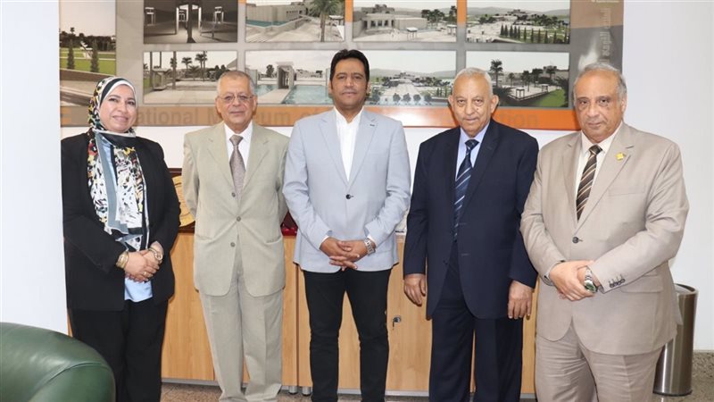 جانب من الوفد بمتحف