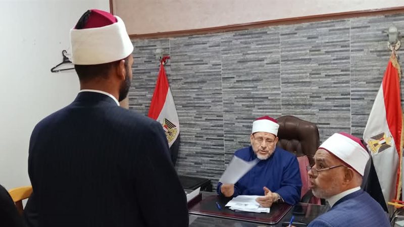 تسليم الأئمة الجدد