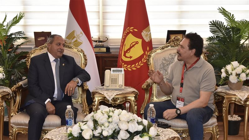 محافظ بورسعيد والفنان