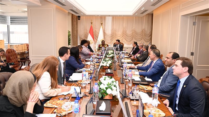 وزير الرياضة مع 