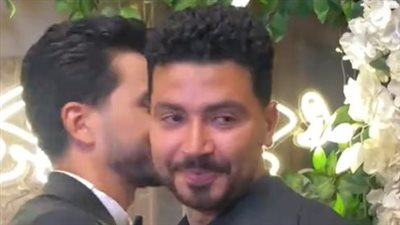 محمد أنور يبكي في زفاف شقيقه: أنت ابني وسندي وضهري