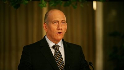 إيهود أولمرت: الضربة الأمريكية لن تُركع إيران             