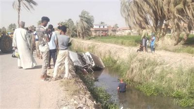 سقوط سيارة أجرة صندوق في بحر البطس بالفيوم دون إصابات