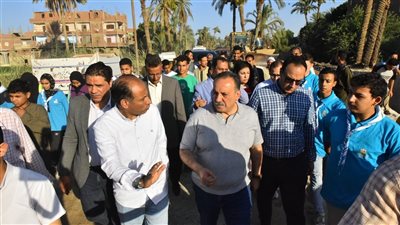 محافظ أسيوط يشدد على تحصيل مستحقات الدولة من الإعلانات وحملات لإزالة اللافتات 