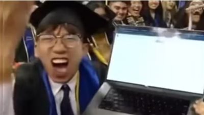 طالب يتفاخر باستخدام ChatGPT في حفل تخرّجه.. ومواقع التواصل ترد: 