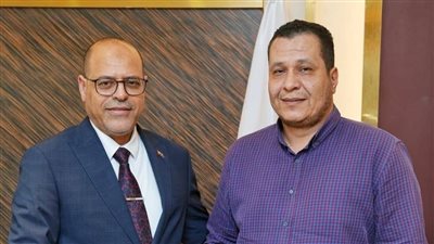 وزير العمل يكرم موظفًا بأمانته في إعادة مبلغ مالي لمواطن