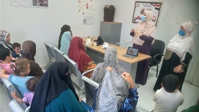 فحص وتوفير العلاج لــ 1260حالة في 8 تخصصات بقافلة صحية ببنى سويف