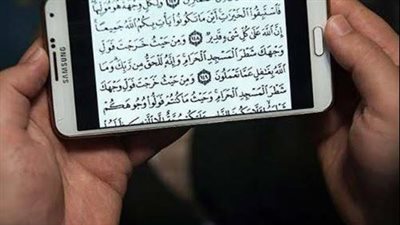 هل قراءة القرآن من الهاتف المحمول تعادل أجر القراءة من المصحف؟.. الإفتاء توضح