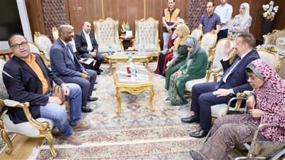 محافظ المنوفية يلتقي يتيمتين من ذوى الهمم ويوجع بصرف مساعدات مالية لهما