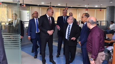 وزير العمل يبحث مع