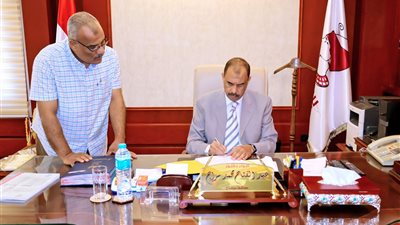 محافظ سوهاج يعتمد قرار منح العلاوة التشجيعية لـ 633 موظفاً