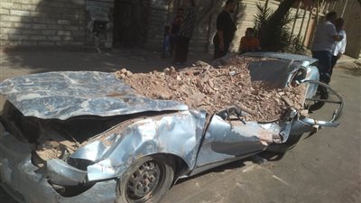 دمار كامل.. 3 سيارات تتحول لخردة بعد انهيار عقار بشبرا |صور