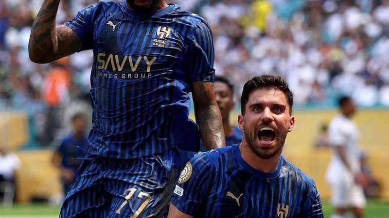 لاعبي الهلال السعودي