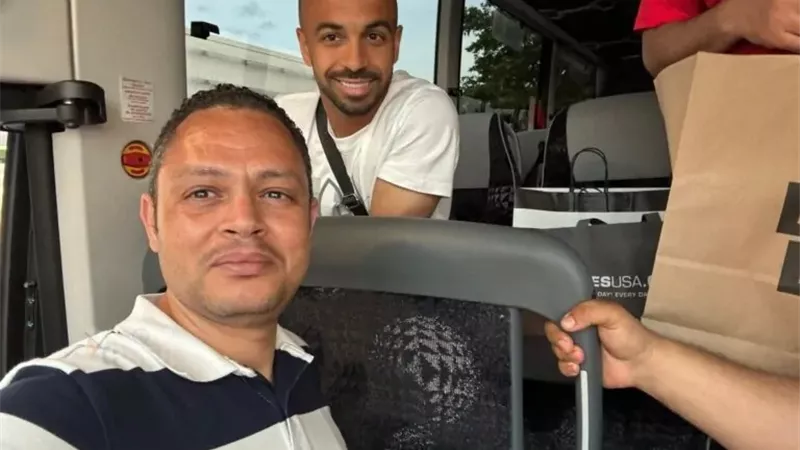 أفشة مع أحد المعجبين