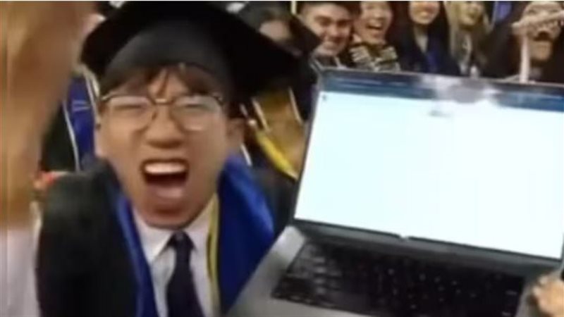 طالب يتفاخر باستخدام
