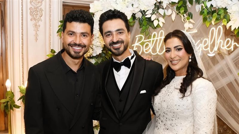 محمد أنور يحتفل بعقد