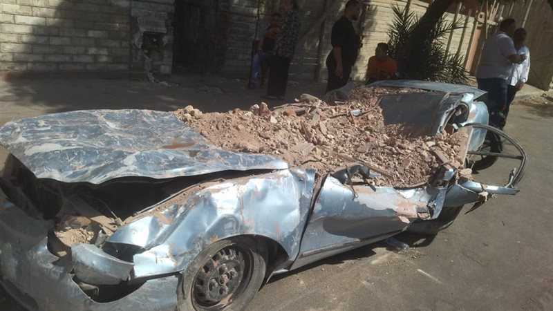سيارة متضضرة من انهيار