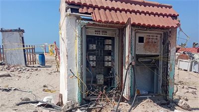 لوحات كهربائية بدون غطاء على رمال شاطئ البحر بمحافظة بورسعيد
