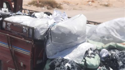 التحفظ على سيارة نصف نقل ألقت مخلفات في غير الأماكن المخصصة بالإسماعيلية