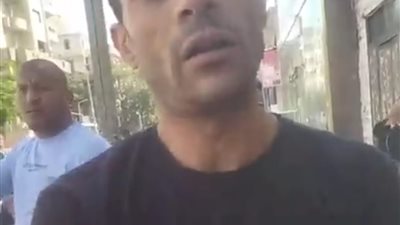 شهامة أولاد البلد.. شاب ينقذ أم وطفلها من تحت عقار شبرا مصر