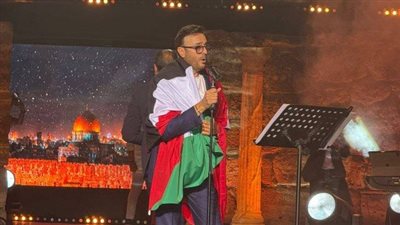 صابرالرباعي يرفع العلم الفلسطيني في حفل تكريمه بالمهرجان العربي للإذاعة بتونس