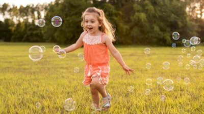 بين الحماية والاحتواء: كيف تصنع تربية الأهل طفلاً سعيدًا أو قلقًا؟