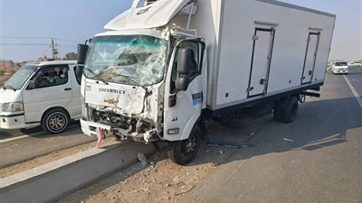 إصابة 5 أشخاص في تصادم 3 سيارات بطريق السخنة بالسويس 