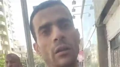 شاب ينقذ كلباً من تحت أنقاض عقار شبرا: دي روح.. وربنا هيسألنا عنها