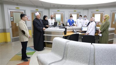 رئيس قطاع المعاهد الأزهرية يزور طلاب الشهادة الثانوية بمستشفى 57357 والأورام