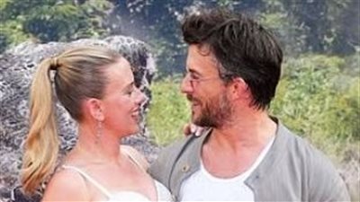 لحظات مرحة على السجادة الحمراء.. جوهانسون وبيلي يُلهبان الجمهور بقبلة مفاجئة