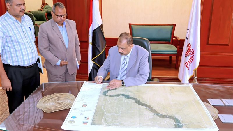 محافظ سوهاج أثناء