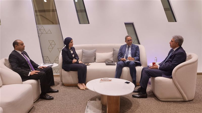 وزير السياحة مع محافظ