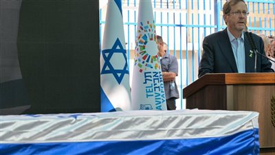 رئيس إسرائيل يعتذر عن فشل إنقاذ جنوده.. والفلسطينيون يدفنون أطفالهم تحت الركام