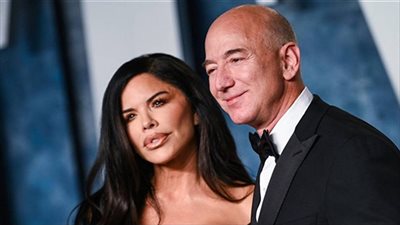 مؤسس أمازون جيف بيزوس وحبيبته يضطران إلى تأجيل حفل زفافهما لهذا السبب