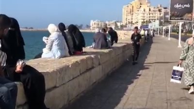 إقبال المواطنين على كورنيش الإسكندرية هربًا من حرارة الطقس