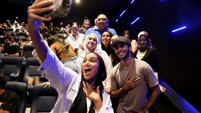 يروج لفيلمه في عز الضهر .. مينا مسعود يتجول بسينمات القاهرة 