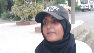 طموح لا يعرف اليأس.. نجلاء سيدة بـ 100 رجل تحقق أحلامها على دراجة بالخانكة