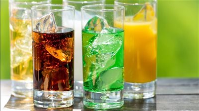 المشروبات الغازية الصيفية.. خطر خفي يهدد صحة المعدة